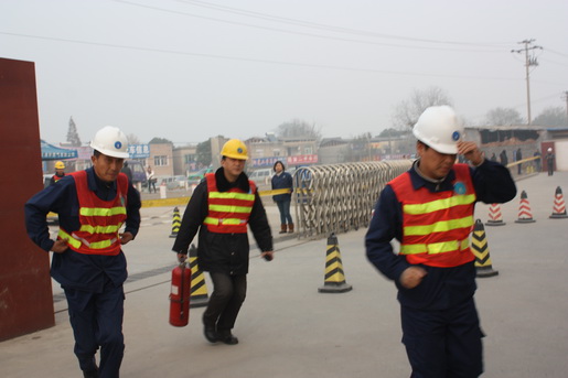 安慶港華燃?xì)饽MCNG加氣站燃?xì)庑孤?，開展應(yīng)急演練