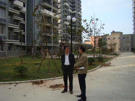 董事長(zhǎng)調(diào)研城區(qū)老舊小區(qū)管道燃?xì)馀涮坠ぷ?>                            <div   id="z766tqfioq"   class="con">
                                <span id="z766tqfioq"    class="title">董事長(zhǎng)調(diào)研城區(qū)老舊小區(qū)管道燃?xì)馀涮坠ぷ?/span>
                                <p class="des">&nbsp;

	近日，公司黨委書(shū)記、董事長(zhǎng)潘炳應(yīng)先后深入渡江路沿街樓棟、百圣花苑、同慶北苑、錦都商城、古樹(shù)新村、馬山公寓等26處前期開(kāi)發(fā)未“三同時(shí)”配套管道燃?xì)獾某菂^(qū)老舊小區(qū)（樓棟），實(shí)地考察、調(diào)研公司老舊小區(qū)氣化工作推進(jìn)情況。


	每到一處，潘炳應(yīng)都細(xì)致查看小區(qū)周邊管網(wǎng)配套條件，詳細(xì)了解氣化工作實(shí)際困難，并認(rèn)真傾聽(tīng)小區(qū)居民對(duì)公司配套管道燃?xì)獾囊庖?jiàn)和建議。對(duì)于老舊小區(qū)氣化工作，潘炳應(yīng)...</p>
                            </div>
                            <div   id="z766tqfioq"   class="time">
                                <span id="z766tqfioq"    class="day">05</span>
                                <span id="z766tqfioq"    class="year-month">2014-05</span>
                            </div>
                        </a>
                    </li>
                                        <li>
                        <a href="show.php?Id=218" target="_blank">
                            <img src=