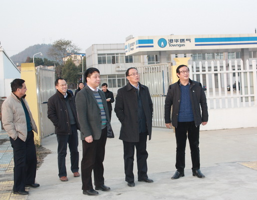 市城鄉(xiāng)建委黨委書記、主任鄭家齊一行至安慶港華調(diào)研我市燃?xì)夤ぷ?>                            <div   id="z766tqfioq"   class="con">
                                <span id="z766tqfioq"    class="title">市城鄉(xiāng)建委黨委書記、主任鄭家齊一行至安慶港華調(diào)研我市燃?xì)夤ぷ?/span>
                                <p class="des">&nbsp;

	12月12日下午，市城鄉(xiāng)建委黨委書記、主任鄭家齊，副主任張北安率委相關(guān)部門來到安慶市煤氣公司和安慶港華燃?xì)夤菊{(diào)研。安慶市煤氣公司經(jīng)理、安慶港華董事長潘炳應(yīng)，安慶港華總經(jīng)理王政文陪同調(diào)研，公司全體班子成員參加調(diào)研會。 &nbsp;&nbsp;&nbsp;&nbsp;&nbsp;&nbsp;&nbsp;


	鄭家齊主任一行先后來到我市天然氣月山門站、北部新城高中壓站及L...</p>
                            </div>
                            <div   id="z766tqfioq"   class="time">
                                <span id="z766tqfioq"    class="day">15</span>
                                <span id="z766tqfioq"    class="year-month">2014-12</span>
                            </div>
                        </a>
                    </li>
                                        <li>
                        <a href="show.php?Id=292" target="_blank">
                            <img src=