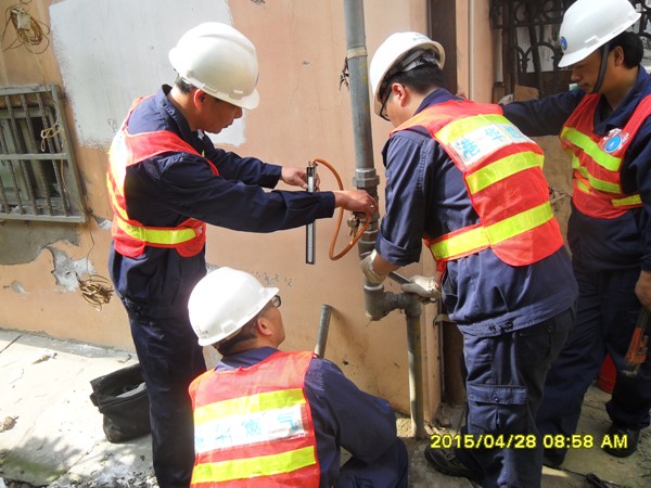 安慶港華開展燃?xì)鈽菞澒艿佬孤┭菥?>                            <div   id="z766tqfioq"   class="con">
                                <span id="z766tqfioq"    class="title">安慶港華開展燃?xì)鈽菞澒艿佬孤┭菥?/span>
                                <p class="des">
	4月28日，為提高公司員工及用氣居民安全意識(shí)，營(yíng)造人人關(guān)注安全的良好安全氛圍，安慶港華積極開展燃?xì)鈽菞澒艿佬孤?yīng)急搶險(xiǎn)演練。 


	上午8時(shí)45分演練在長(zhǎng)鑫花園小區(qū)正式開始，一輛汽車因駕駛不慎，撞擊了小區(qū)6號(hào)樓的戶外燃?xì)庖牍?，致使燃?xì)庑孤S時(shí)會(huì)引起火災(zāi)或爆炸的發(fā)生。安慶港華應(yīng)急小組在接到“報(bào)警”后，14名工作人員快速趕赴現(xiàn)場(chǎng)進(jìn)行險(xiǎn)情處置。探測(cè)泄漏點(diǎn)天然氣濃度，關(guān)閉閥門，在險(xiǎn)情得到...</p>
                            </div>
                            <div   id="z766tqfioq"   class="time">
                                <span id="z766tqfioq"    class="day">04</span>
                                <span id="z766tqfioq"    class="year-month">2015-05</span>
                            </div>
                        </a>
                    </li>
                                        <li>
                        <a href="show.php?Id=381" target="_blank">
                                                        <div   id="z766tqfioq"   class="con">
                                <span id="z766tqfioq"    class="title">安慶港華積極適應(yīng)新常態(tài) 有序推進(jìn)地下管網(wǎng)升級(jí)改造</span>
                                <p class="des">&nbsp;

	我市開展支持中小企業(yè)健康發(fā)展行動(dòng)以來，安慶港華主動(dòng)適應(yīng)新常態(tài)，充分結(jié)合公司實(shí)際和“安全安慶提升年”活動(dòng)，主動(dòng)加大城市燃?xì)夤芫W(wǎng)更新改造力度，先后投入800萬余元，全力推進(jìn)同安路、湖心北路、天柱山路、菱湖南路等路段及部分小區(qū)約10余公里地下燃?xì)夤艿赖母赂脑?，著力保障中小企業(yè)和居民安全平穩(wěn)用氣。


	在不斷加大人力物力投入，加快工期進(jìn)度的同時(shí)，安慶港華還三措并行，最大限度...</p>
                            </div>
                            <div   id="z766tqfioq"   class="time">
                                <span id="z766tqfioq"    class="day">04</span>
                                <span id="z766tqfioq"    class="year-month">2015-05</span>
                            </div>
                        </a>
                    </li>
                                    </ul>
                <div   id="z766tqfioq"   class="pagination">
                <a href=?pid=2&ty=21&page=1 title=第1頁>1</a><a>...</a><a href=?pid=2&ty=21&page=110 title=第110頁>110</a><a title=第111頁 class=